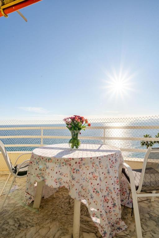 Best Place in Juan les pins, Premium, Sea View, sleeps 6 - Bed and Breakfast Juan-les-Pins