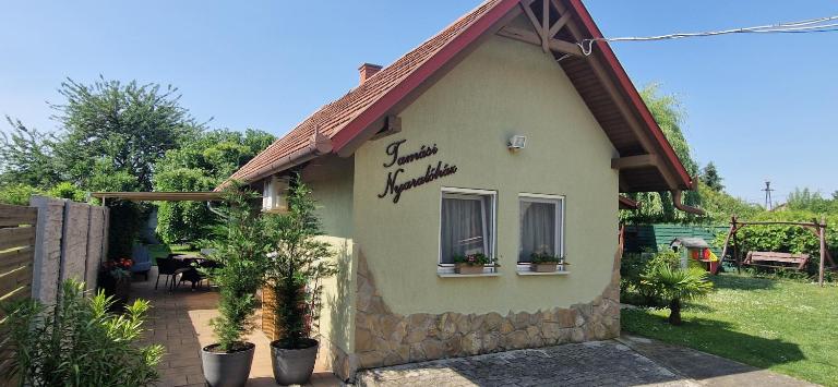 Tamási Villa- Nyaralóház - B&B Balatonkeresztúr