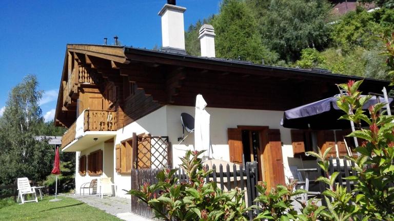 Sunny and spacious apartment in chalet Faigaux in Veysonnaz situated in quiet area with magnificent mountain views - B&B Veysonnaz
