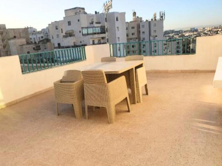 Luxe Appartement Romantique Grande Chambre avec Grande Terrasse Vue Panoramique Chaine Internationale- Fibre Optique -À une min des Commodités - Ennasr 2 - B&B Aryanah