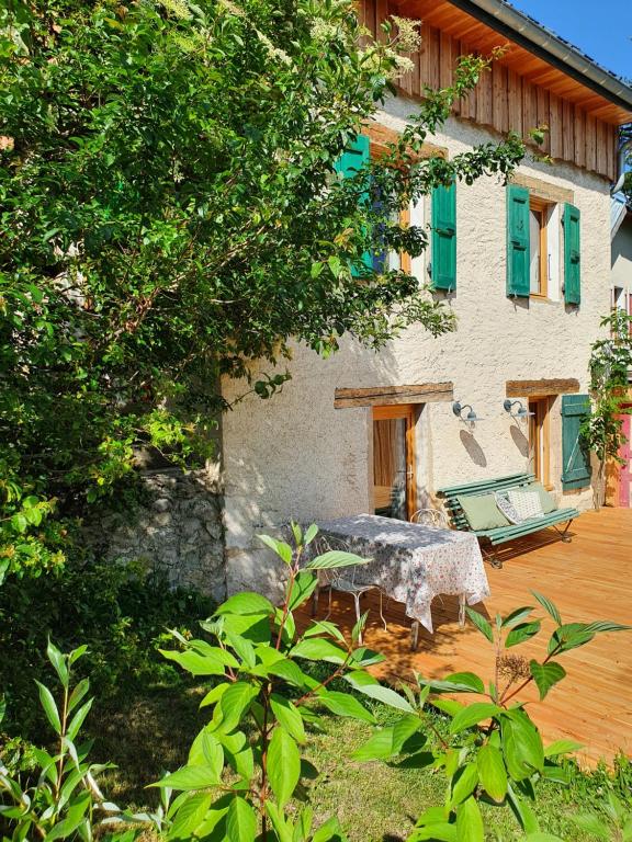 Maison indépendante au pied du Vercors - Gîte du Mas Roux - B&B Château-Bernard