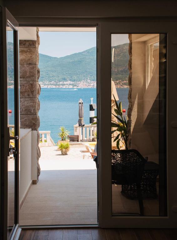 Apartments Kostic- Sea view - Chambres d'hôtes Tivat