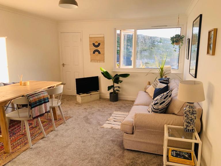 Lovely two bed flat with a sea view next to beach - B&B Porthtowan