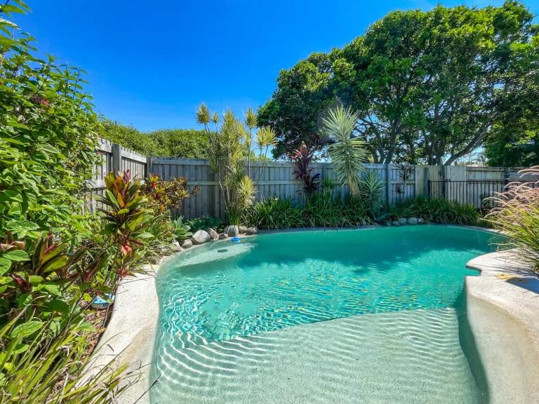 Bokarina Beach House - Family & Pet Friendly - Bed and Breakfast Kawana Waters