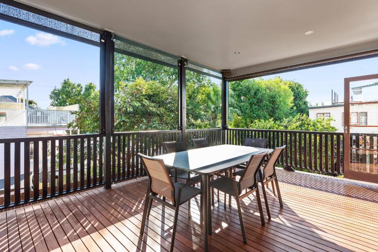 Gargoyle House - Spacious West End Home with Yard - B&B Brisbane