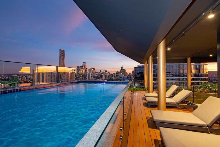 Luxe 3BR Apt with City Views, Car Park and Rooftop Pool - B&B Brisbane
