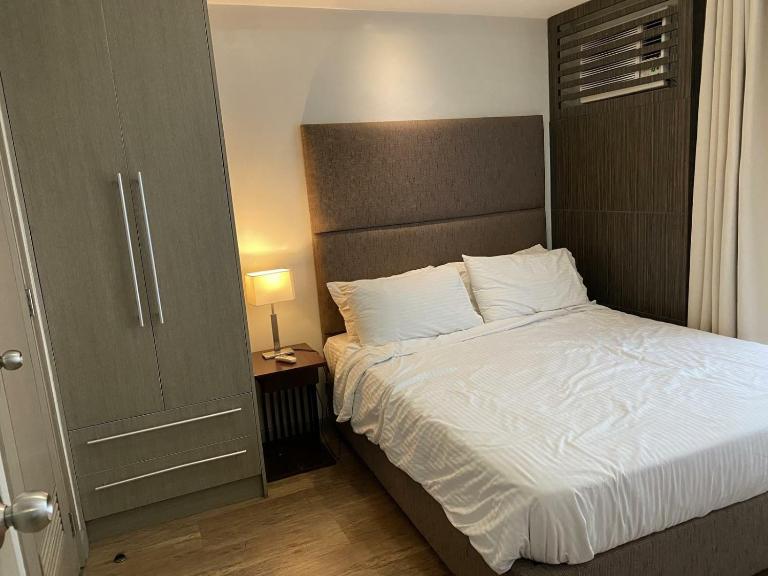 Makati 1BR High Floor - B&B Manila