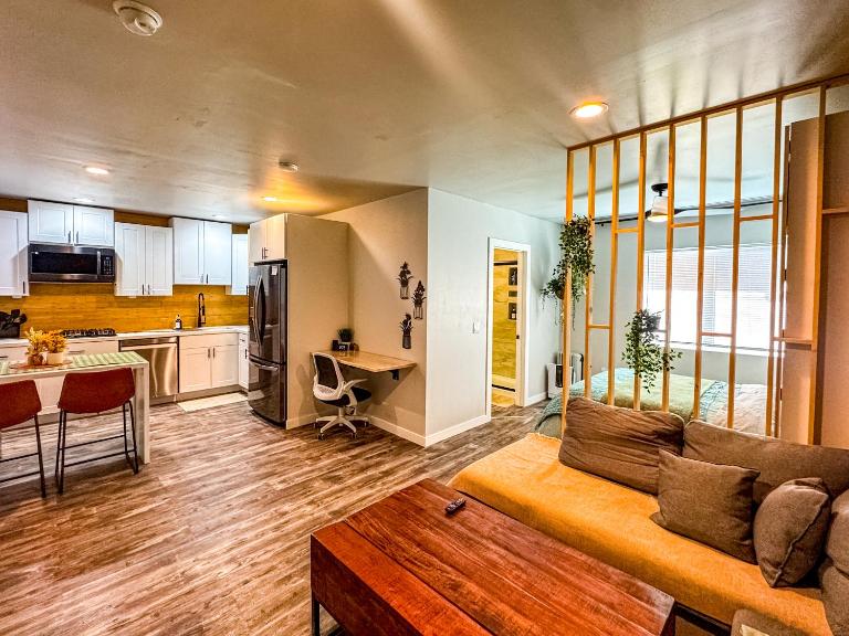 Private-Suite, Kitchen, Laundry, Rainfall Shower, 4kTV - B&B El Centro