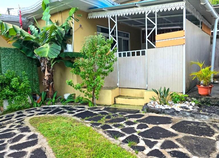 Chaleureuse maison située a 1 minute de la plage - Chambres d'hôtes Le Morne