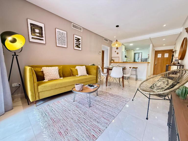 Sunny 2Bed Resort Style Apartment New Golden Mile Estepona FREE PARKING WIFI & AIRCON - B&B Estepona