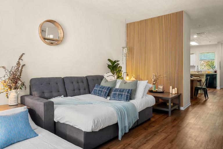 Stylish Modern-Farmhouse Boutique Condo - 2BD 2BA - B&B Gainesville