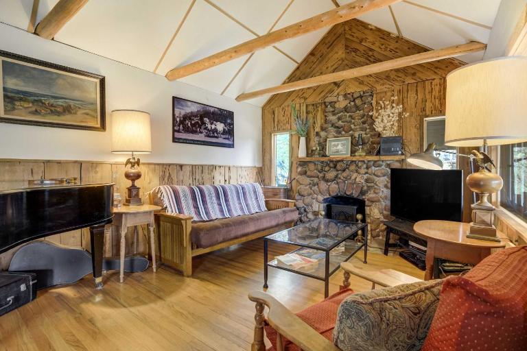 Fallsview Cabin Forest Escape w Rustic Charm - B&B Green Mountain Falls