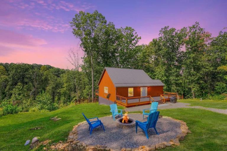 Tranquil Heights Cabin in Hocking Hills - Bed and Breakfast Ray