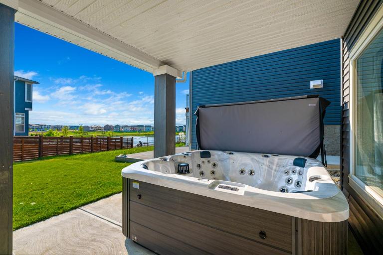 The Ultimate Getaway with Central AC, 3 King Beds, Hot Tub, Pool Table and More - B&B Balzac