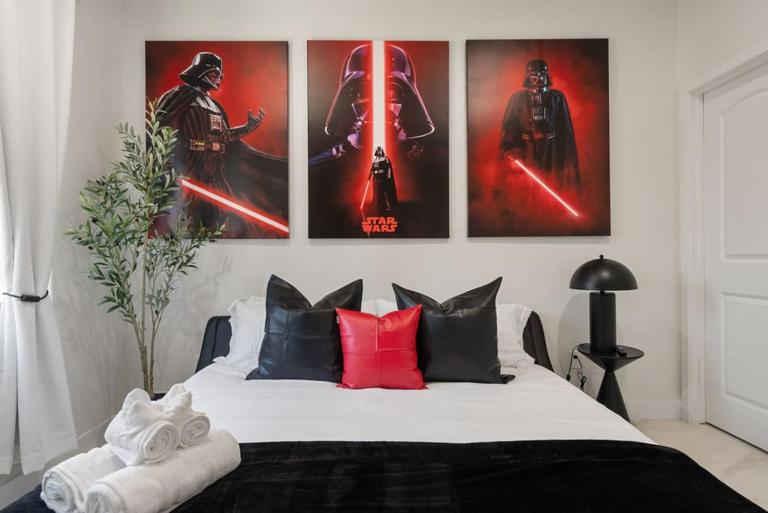 Darth Vaders Lair - 10 mins to Disney - Sleeps 6 - Bed and Breakfast Anaheim