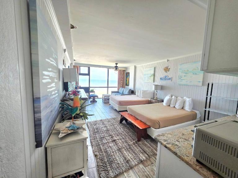 Sunrise Oceanfront 2 Full Studio w/kitchen & pool - B&B Daytona Beach