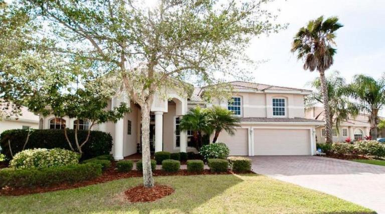 Beautiful 4 Bedroom and 4 Bathroom with Heated Salt Water Pool in Gated Community Close to Some of the Best Beaches in the USA - B&B Bradenton