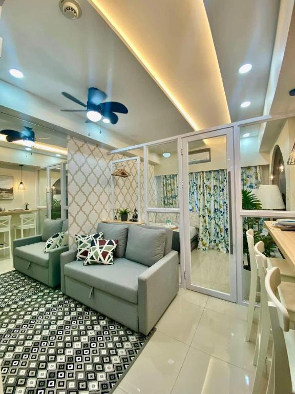 The Lay-by Fame MRT Megamall Greenfield Greenhills - B&B Manila