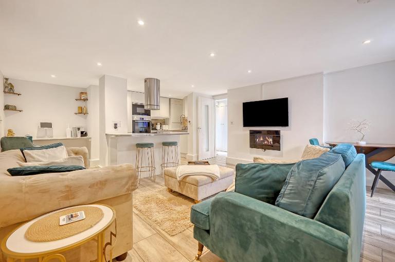 Wanstead Luxe Hideaway - Stunning 2 Bedroom Apartment with Private Terrace & Parking - Ferienwohnung London