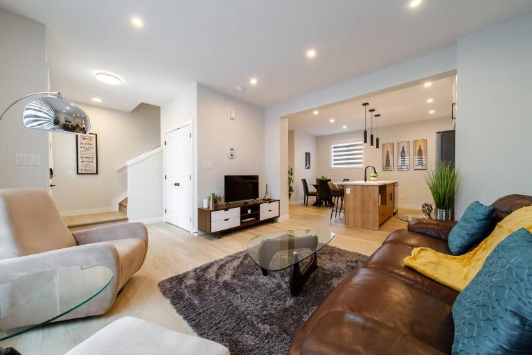 ~CozySpacious3bedroomRetreat~FREEparking•2.5bath - Bed and Breakfast Edmonton