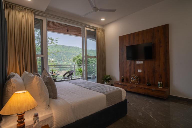 Alaya Stays Udgam Vilas Serene 5-BHK Apartment With Jacuzzi & Lift - B&B Dehradun
