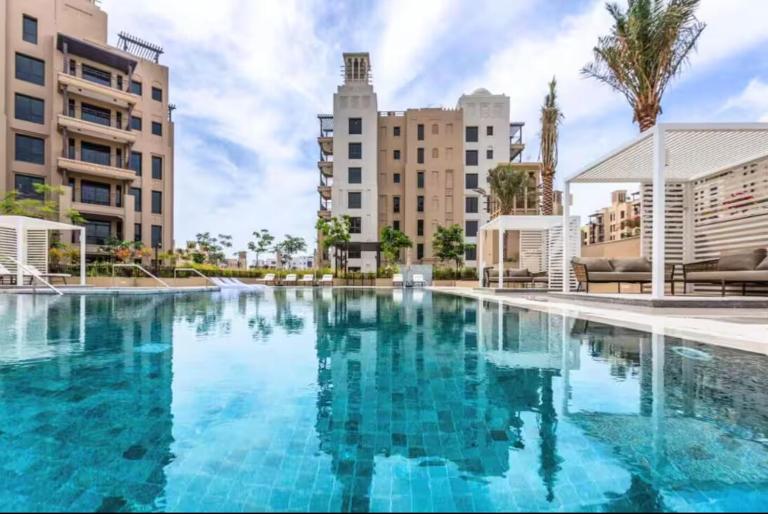 FIRST CLASS 1BR Classic Luxe Getaway - Ferienwohnung Dubai