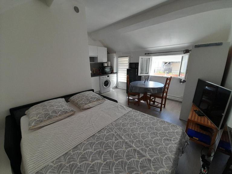 Charmant studio a Bois le Roi avec parking prive - Bed and Breakfast Bois-le-Roi