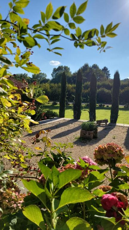 La Treille - Grand jardin avec Piscine & Tennis - B&B Saint-Hilaire-du-Bois