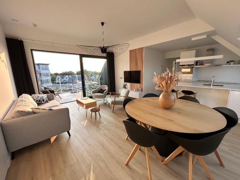 VLOED by BLOSS, familieappartement met buitenzwembad en garage - Bed and Breakfast Middelkerke