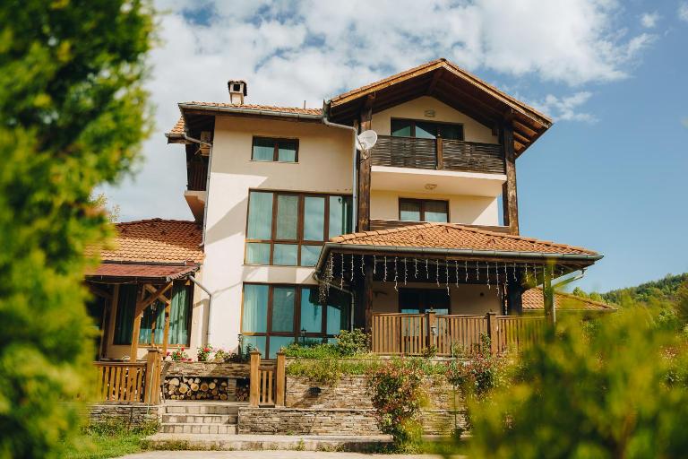 Вила "Гардения" - Bed and Breakfast Gumoshtnik