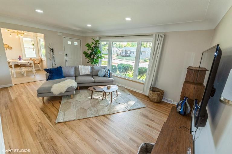 Fully Renovated Scandinavian Inspired Home - Bed and Breakfast Urbandale