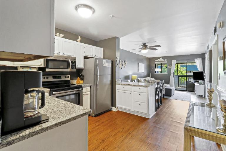 Port Royal Sound 2BR Villa Balcony Pools & Beach Access - Bed and Breakfast Hilton Head