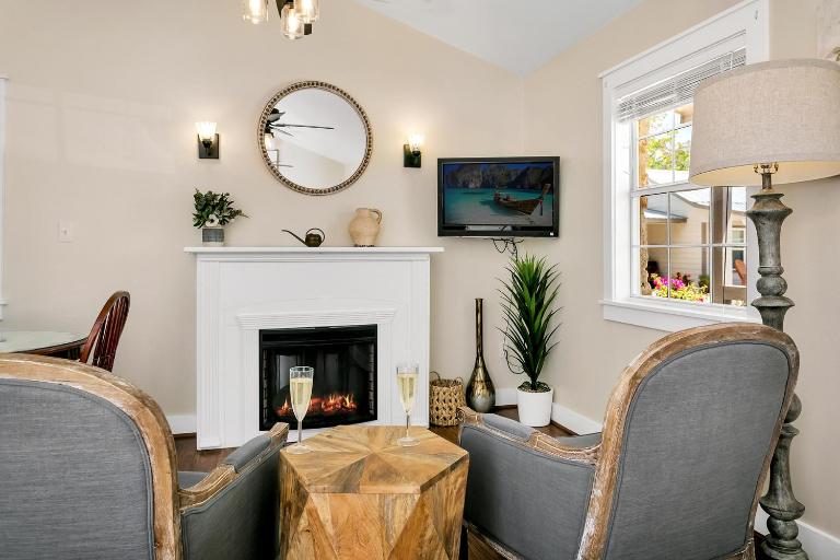 Main Street Retreat #12 - King Bed, On Main St, Shared Hot Tub & Pool - B&B Fredericksburg