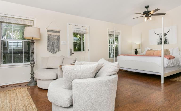 Main Street Retreat #11 - King Bed, On Main St, Shared Hot Tub & Pool - B&B Fredericksburg