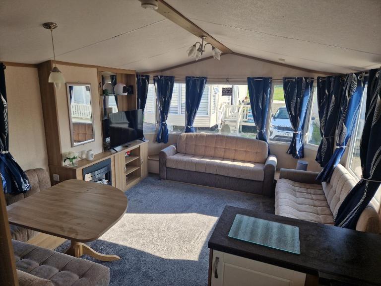 Spacious 6 Berth Caravan with Decking - B&B Hayling Island