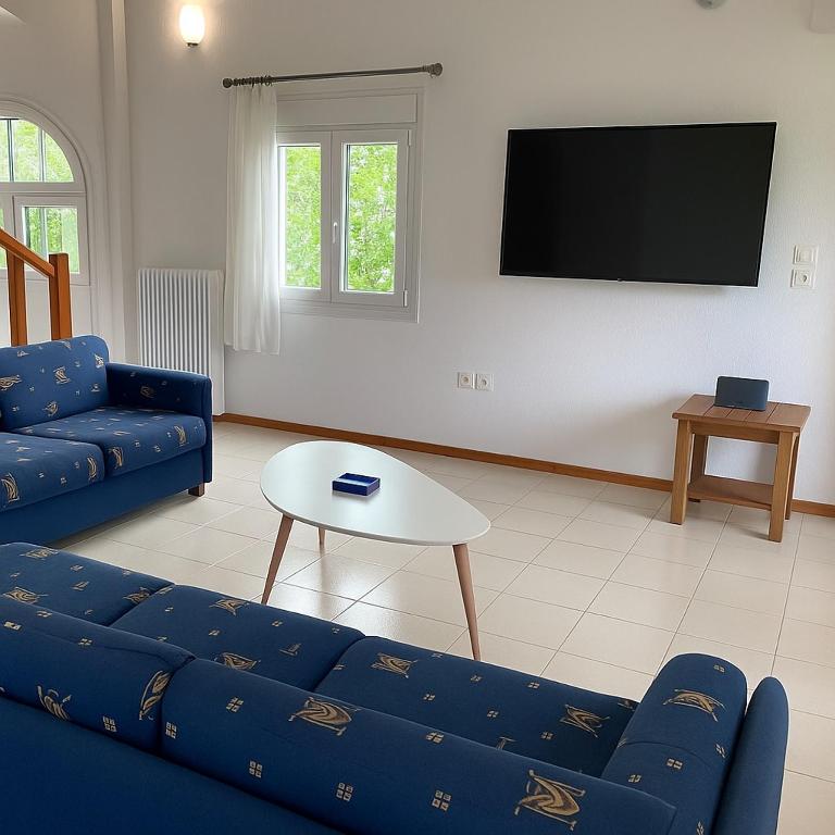 Entire villa with big garden and BBQ amenities - B&B Agios Pavlos