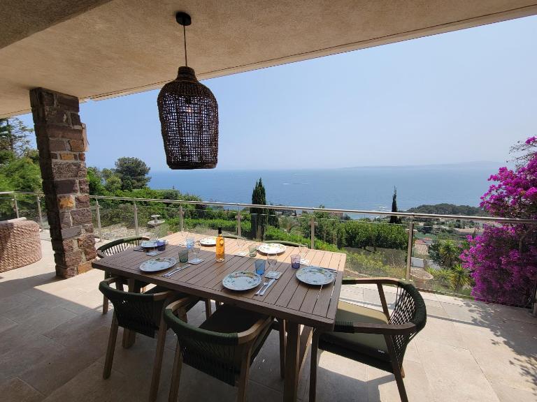Familienfreundliche Villa Vistaero mit atemberaubenden Meerblick by Riviera Homelife Management - B&B Les Issambres