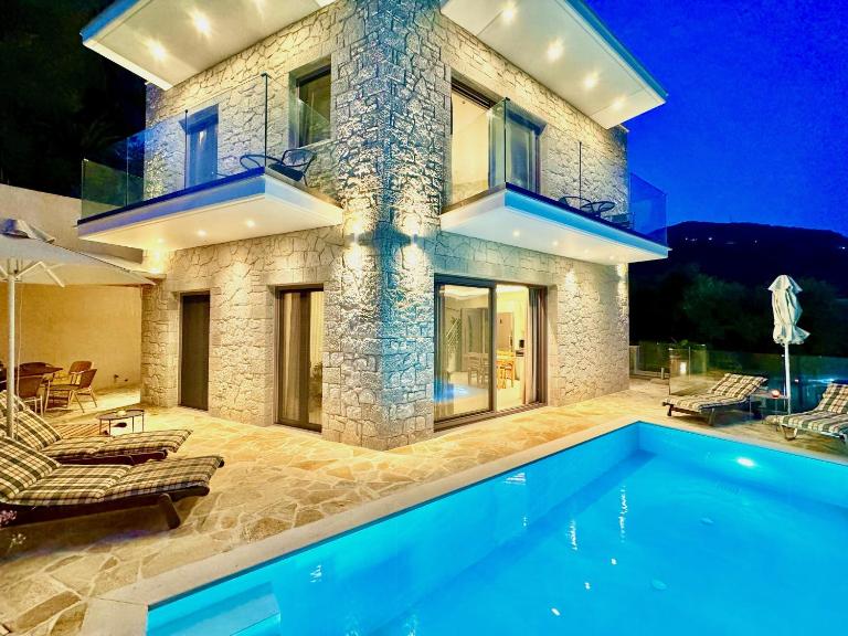 Beach Villa Smile with private pool by DadoVillas - B&B Barbáti