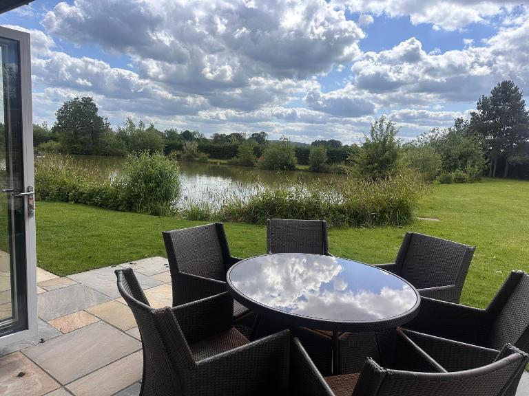 Lakeside Log Cabin - Bed and Breakfast Legbourne