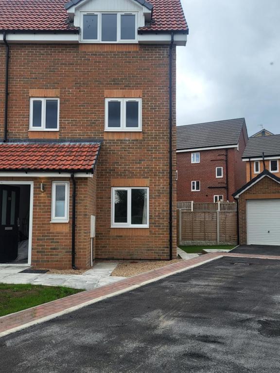 Modern 3-Bed House in Rotherham, WiFi, Garden & Free Parking - B&B Kimberworth