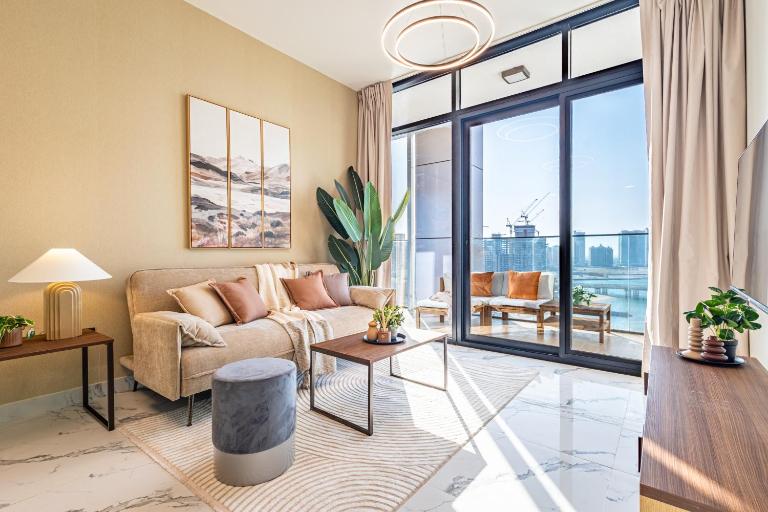 Full Cleveland & Canal View - Perfect Corporate Stay - 5 min walk from ADGM and Galleria - Big Balcony - Upgraded - Bed and Breakfast Abu Dhabi