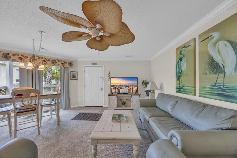Shorehaven Lakefront & Steps to Beach w Pool and Grill - Ferienwohnung Myrtle Beach