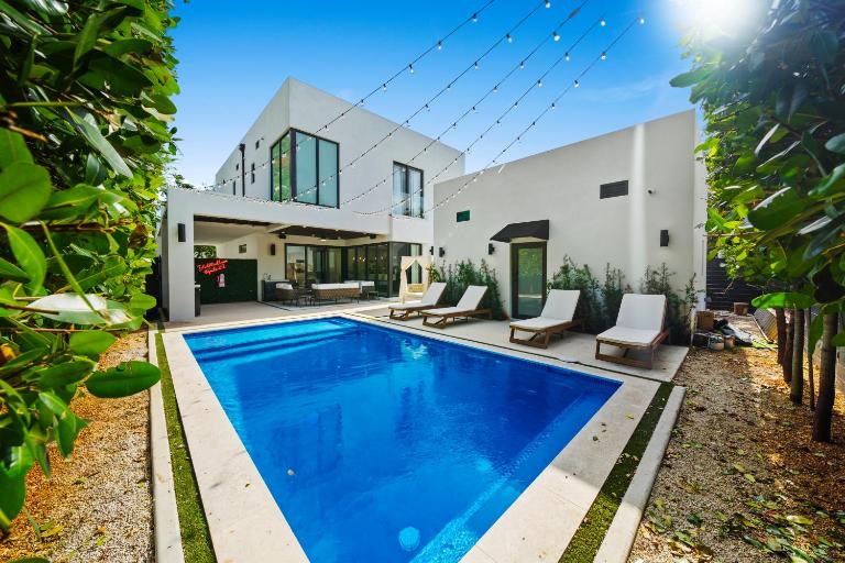 Modern Zen Oasis in Design District Sleeps 16 - B&B Miami