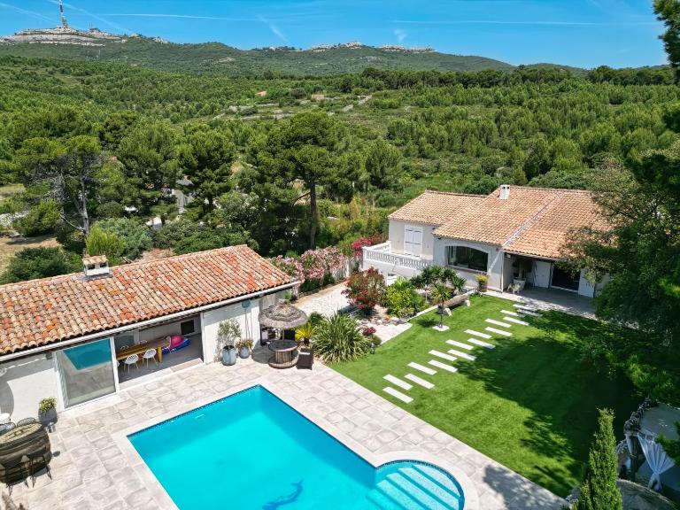 Villa Prestige 5 étoiles & T1, Piscine, Jacuzzi, cinéma & Vue - B&B Marseille