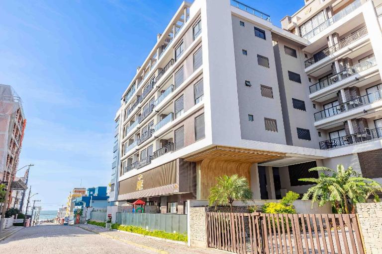 Apto Alto Padrão a 120 Metros da Praia de Bombas com Área de Lazer no Residencial - Ferienwohnung Bombinhas