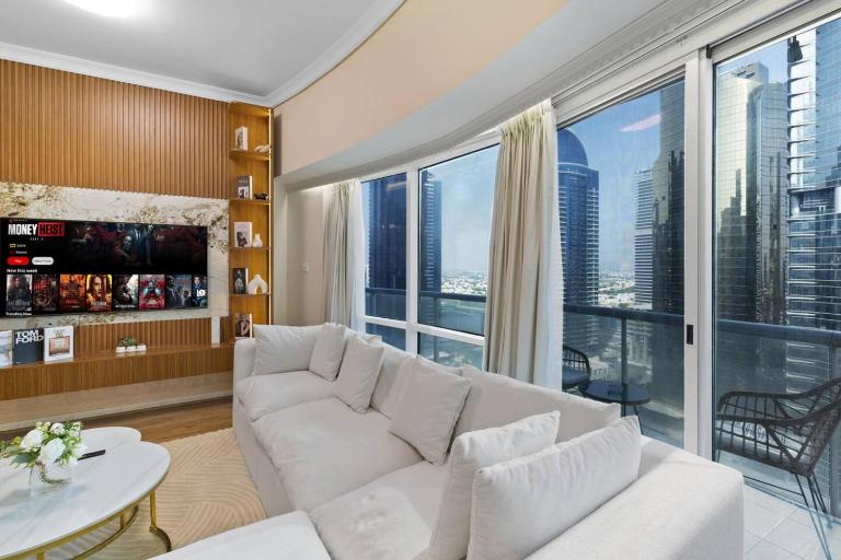 Elegant Haven and Spacious 2BR in Lake Terrace - Ferienwohnung Dubai