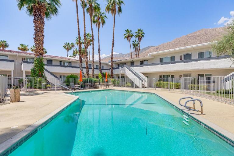 2 Mi to Downtown: Gated Condo in Palm Springs - Chambres d'hôtes Palm Springs