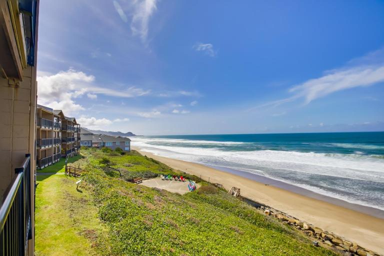 Comfortable Lincoln City Condo w/ Patio & Views! - B&B Lincoln City