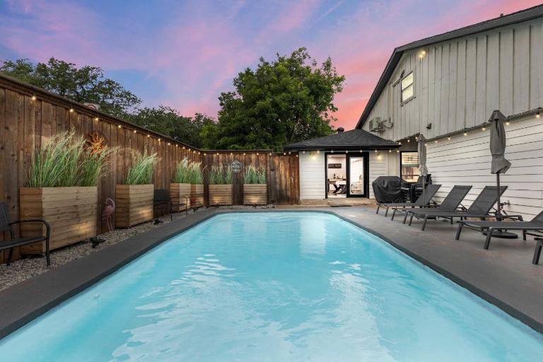 Dallas Family Fun Haus with Pool and Massive Game Room - Bed and Breakfast Dallas