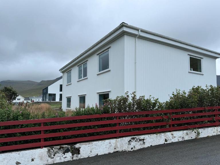 Lovely 5-Bedroom House with Cozy Interiors - Bed and Breakfast Trongisvágur